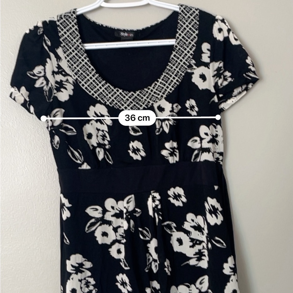 Size Medium Chic Black and White Floral Blouse With Waist Tie - Picture 8 of 9